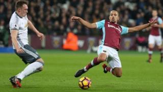 West Ham ta yi wasan minti 75 da 'yan wasa 10 bayan da aka kori Sofiane Feghouli kan haduwarsu da Phil Jones