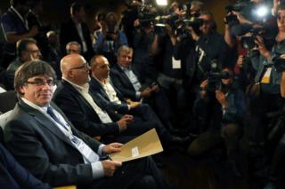 El presidente de Cataluña, Carles Puigdemont (izquierda, mirando a cámara), en la reunión extraordinaria del PDeCAT en Barcelona el 18 de octubre de 2017.