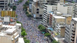 Multidão nas ruas de Caracas