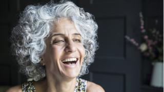 Mujer madura riéndose.