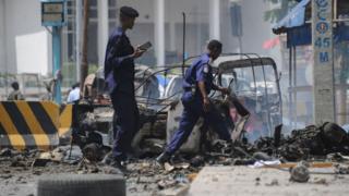 Le site des explosions devant le bâtiment du ministère de l'Intérieur à Mogadiscio, la capitale.