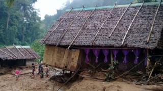 မြေပြိုလို့ ပျက်စီးနေတဲ့ ဘုရားကျောင်း