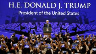 Президент США Дональд Трамп выступает в последний день саммита глав государств-членов АТЭС перед саммитом лидеров стран Азиатско-тихоокеанского экономического сотрудничества (АТЭС) в Дананге, Вьетнам, 10 ноября 2017 года.