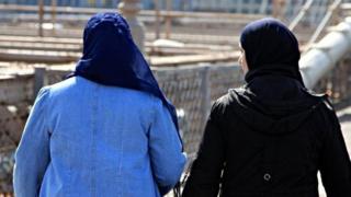 إحدى العاملات اضطرت للاستقالة من عملها بعد أن ابلغ زملاؤها الإدارة عن جنوحها للتطرف بعد ارتدائها للحجاب