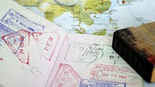 Pasaporte con mapa de fondo