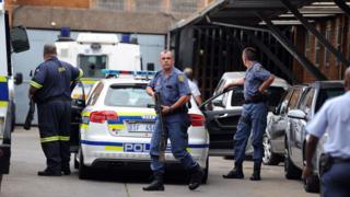 La police déployée aux abords du tribunal de Kempton Park lors de l'extradition de George Louca vers Chypre, le 10 février 2014.