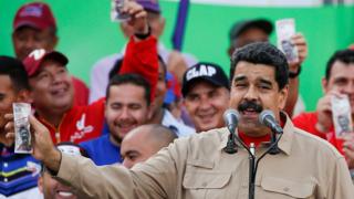 Maduro sostiene una copia falsificada del billete de 100 bolívares