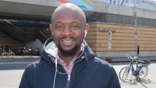 Abou Bakar Sidibé photographié dans le quartier de Wedding à Berlin