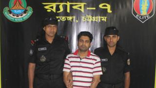 ঢাকার উত্তরা এলাকা থেকে পোশাক কারখানার উপকরণ ব্যবসায়ীকে গ্রেপ্তার করে চট্টগ্রামের র্যাব-৭ এর সদস্যরা।