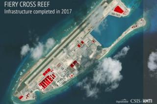 南沙永暑岛卫星照片显示出弹药仓库(红色)、雷达装置等军事设施。