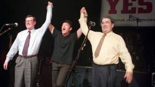 Дэвид Тримбл, Боно и Джон Хьюм вместе на сцене в зале Waterfront в Белфасте