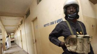 Umupolisi arinze icyumba cy'urukiko mu murwa mukuru wa Tchad, N'Djamena