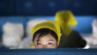 Funcionária de fábrica na Coreia do Norte