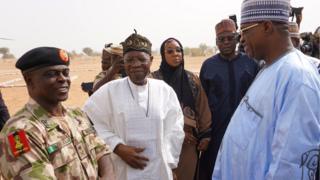Minisita feto iroyin lorilẹ̀ede Naijiri, Lai Muhammed ati minisita kan pẹlu ọga ologun kan n sọrọ