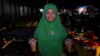 Eha menjajakan kopinya di Pasar Kranggot, Cilegon, Banten, setiap hari sejak pukul satu dini hari hingga pukul delapan pagi