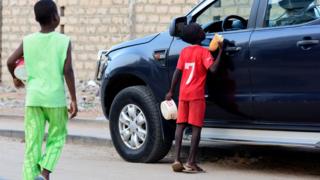 watoto waomba barabarani