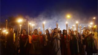 Бангладешские светские активисты принимают участие в зажженном факелом протесте против убийства Авиджита Роя, американского блогера бангладешского происхождения