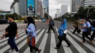 Pessoas atravessando a rua em uma avenida em Jacarta, na Indonésia, em fevereiro de 2019