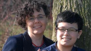 Rebecca y su hijo David Loo