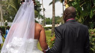 Di na nwunye na-agba akwụkwọ