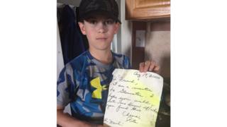 Даллас Горехам, 11 лет, с сообщением, которое он нашел в бутылке