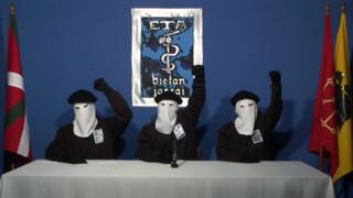 Miembros de ETA leen un comunicado.