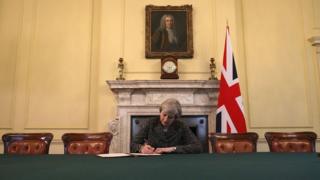 Theresa May ashira umukono ku ikete ryo kuva mu muryango w'Ubumwe bwa Buraya