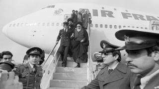 Jomeini bajando del avión de Air France que lo trajo a Teherán después de 15 años de exilio.