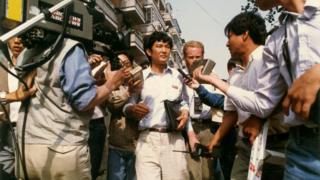 八九民运期间,项小吉代表学生对话团去和政府谈判
