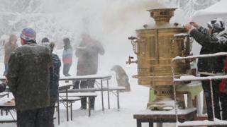 Arakunrin kan n po tii ibile fun awon eniyan ni agbegbe Khimki, Moscow - 4-2-2018