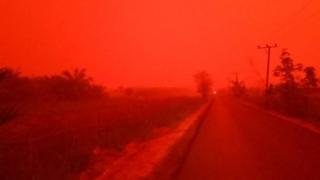 تحول لون قرية ميكار ساري في مقاطعة جامبي إلى الأحمر القاني