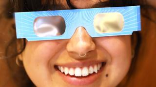 Joven con lentes de eclipse