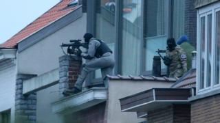 捜査にはベルギー、フランス両国の警察が参加した(15日)