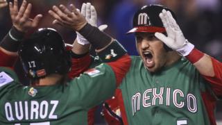 Brandon Laird celebra con Esteban Quiroz