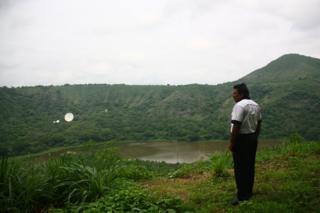 Vizinho observa lagoa de Nejapa