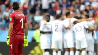 Muslera no puede creer su error, que significó el segundo gol de Francia y acabó con la ilusión de Uruguay.