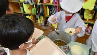Crianças em escola no Japão