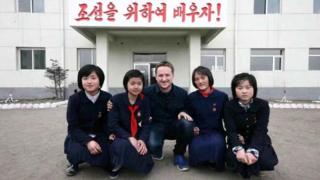 Канадский бизнесмен Майкл Спавор позирует с девочками в школе в особой экономической зоне Расон, Северная Корея