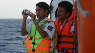Ảnh chụp ngày 14/5/2014 cho thấy cảnh sát biển VN đang chụp ảnh một tàu bảo vệ bờ biển TQ gần giàn khoan dầu của TQ trong vùng biển tranh chấp ở Biển Đông.