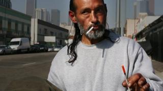 Ricardo, una de las miles de personas que viven en Skid Row.