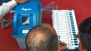 मतदानयंत्राची माहिती देताना