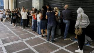 Queue outside Piraeus Bank in Athens (27 June)