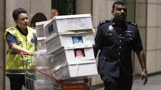 Jamian 'yan sanda sun kwace kwalaye a wani gida da ke Kuala Lumpur, a Malaysia, a ranar 18 ga watan Mayu 2018.