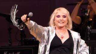 追悼コンサートで歌うブロンディのデボラ・ハリー(31日、ニューヨーク)