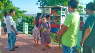 မွန်ပြည်နယ် မော်လမြိုင်မြို့ကမ်းနားလမ်း မှာ အခမဲ့စားစရာတွေ ရတဲ့ food Box နေရာ