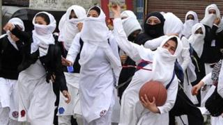 कश्मीर की पत्थरबाज़ लड़कियां