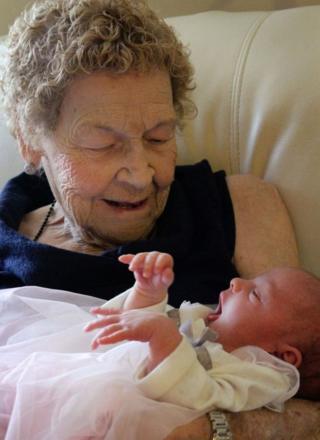 Vera Sommerfeld, 96 anos, e Callie Marsh, dois meses