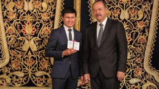 Хушнудбек Худайбердиевга медал топширган Абдулла Арипов "Қачон блогерлар давлат мукофотини олганди?" дея таъкидлаган.