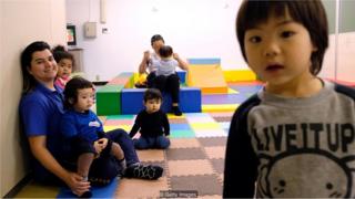 Crianças brasileiras em uma escola de língua portuguesa no Japão