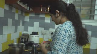 వంటగదిలో ఒక మహిళ